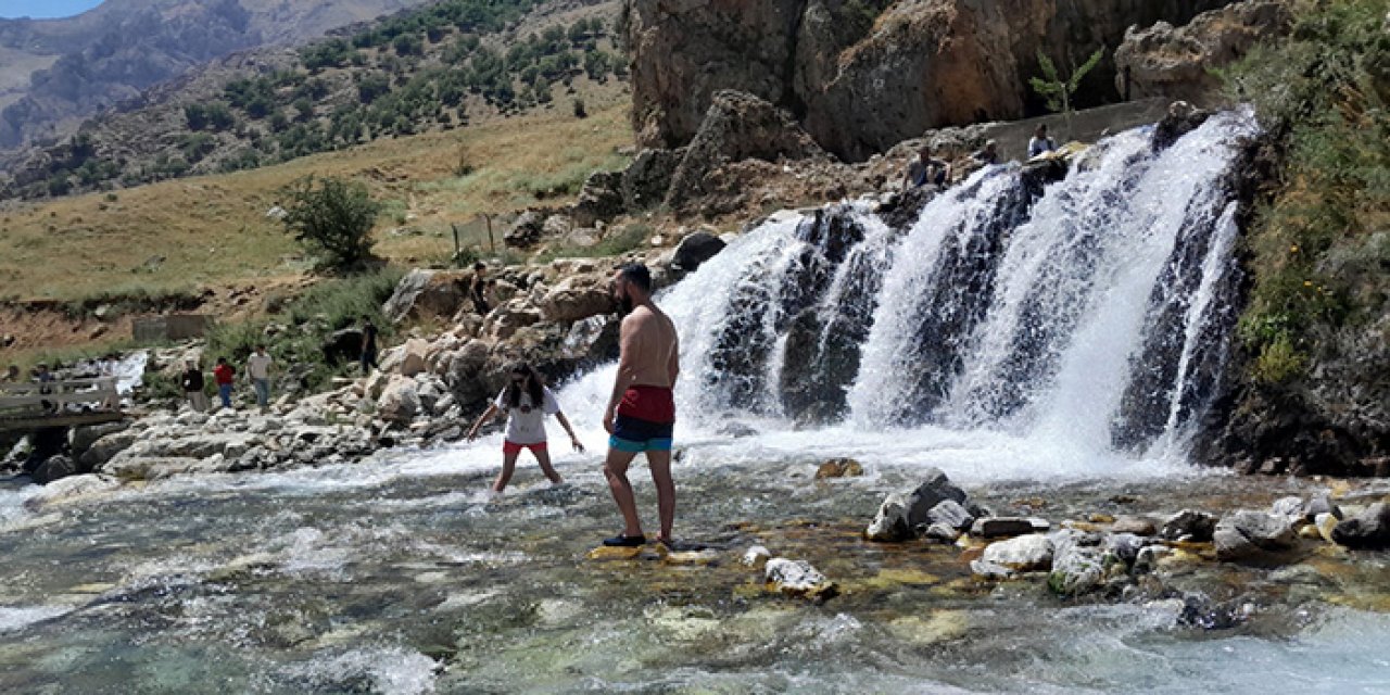 Bunaltıcı havalarda çaya girerek serinliyorlar