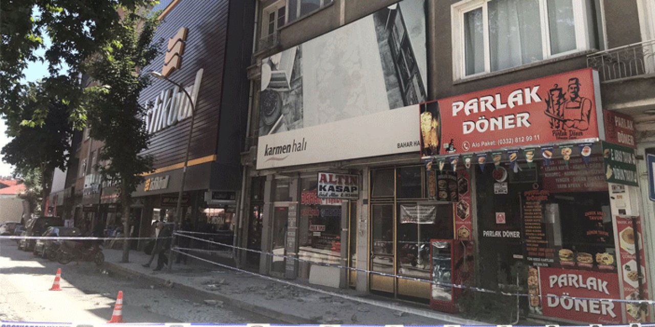 Kaldırımda yürürken üzerlerine beton parçaları düştü