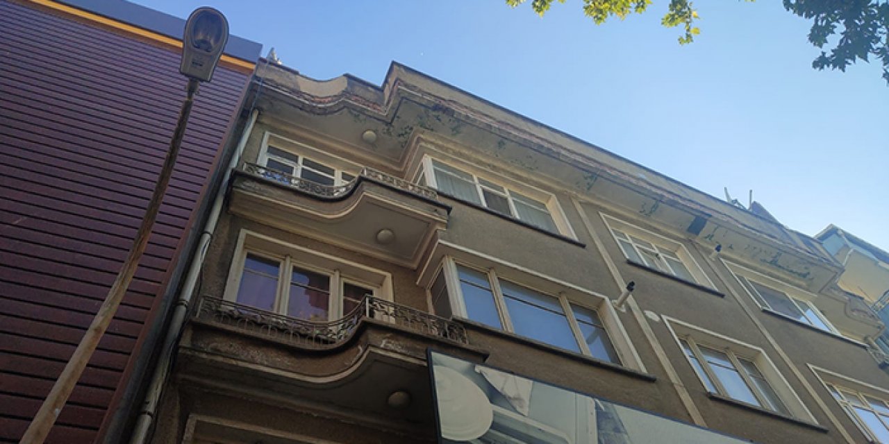 Talihsiz baba kızın başına yürürken beton parçası düştü