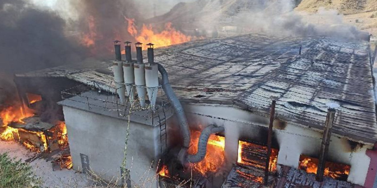 Kapı fabrikasında çıkan yangın devam ediyor