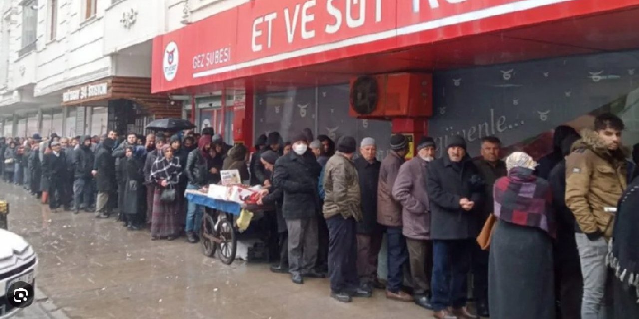 ESK önlerinde oluşan ucuz et kuyruğunda tuvalet çilesine son