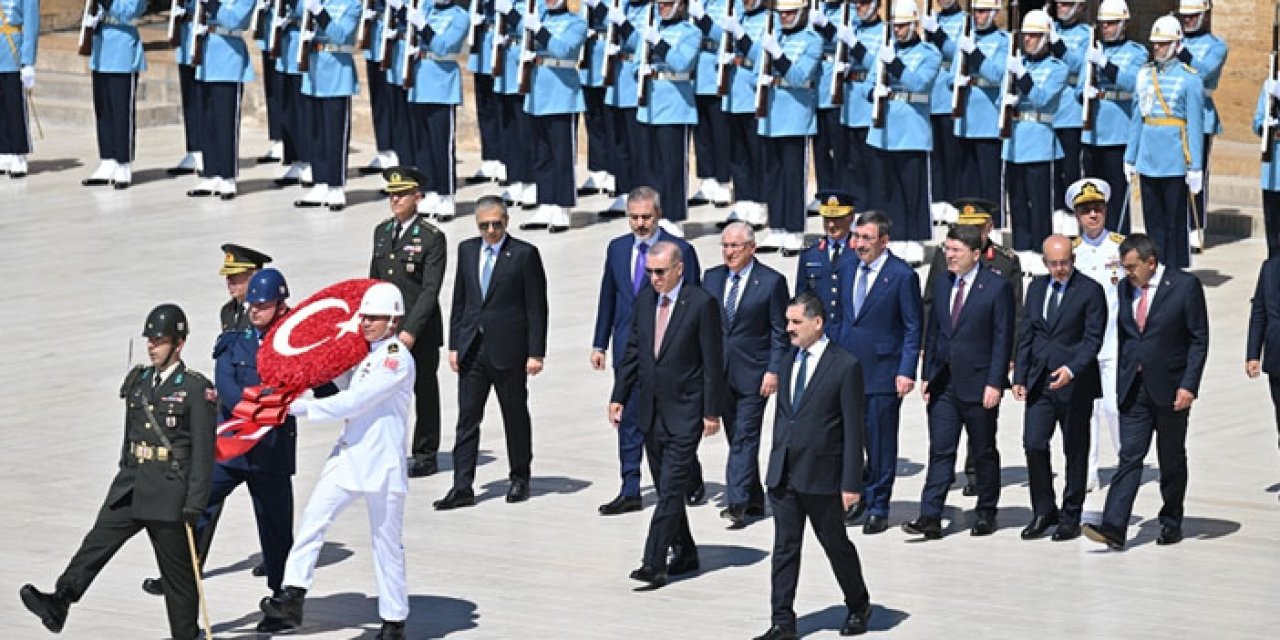 Cumhurbaşkanı Erdoğan YAŞ üyeleri ile Anıtkabir'i ziyaret etti