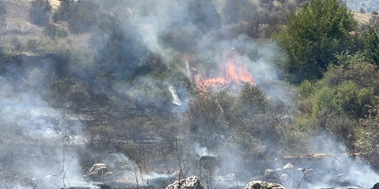 Tarlada bulunan saman balyaları yandı
