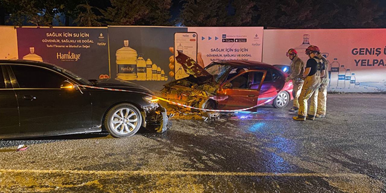 Kafa kafaya çarpışan iki otomobilde 3 yaralı