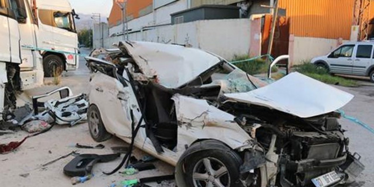 Duran TIR’a çarpan araçtaki iki kişi vefat etti