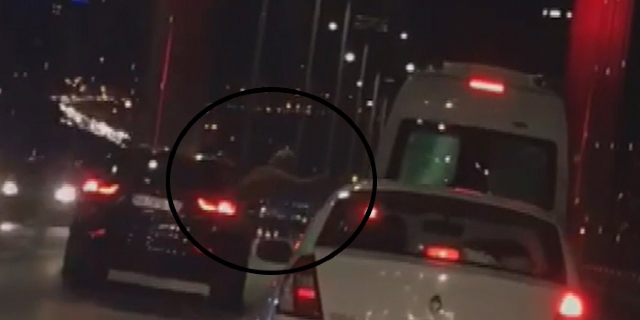 Köprü ortasında camdan sarkıp saldırdı