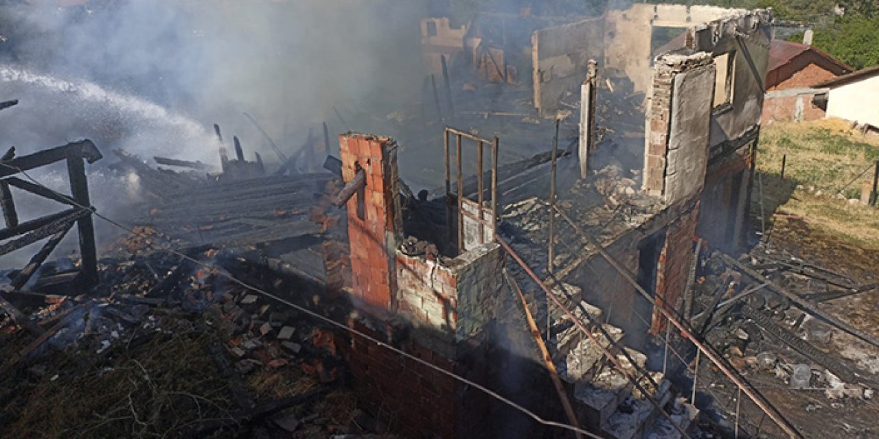 Canı pahasına oğlunu yangından kurtardı yaralandı