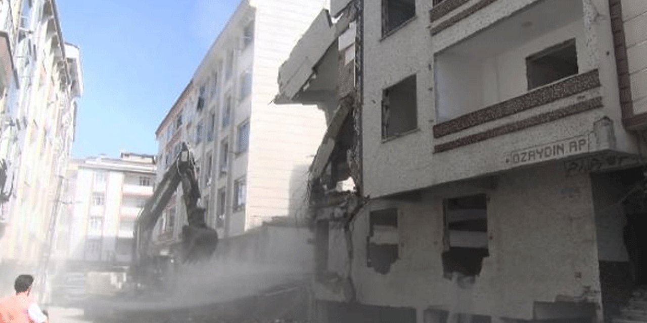 Deprem hazırlığı: Çökmek üzere olan binalar yıkılıyor