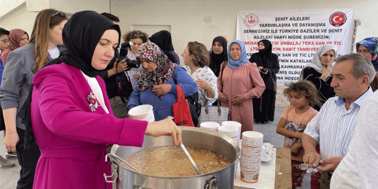 Şehitler için aşure ikramı