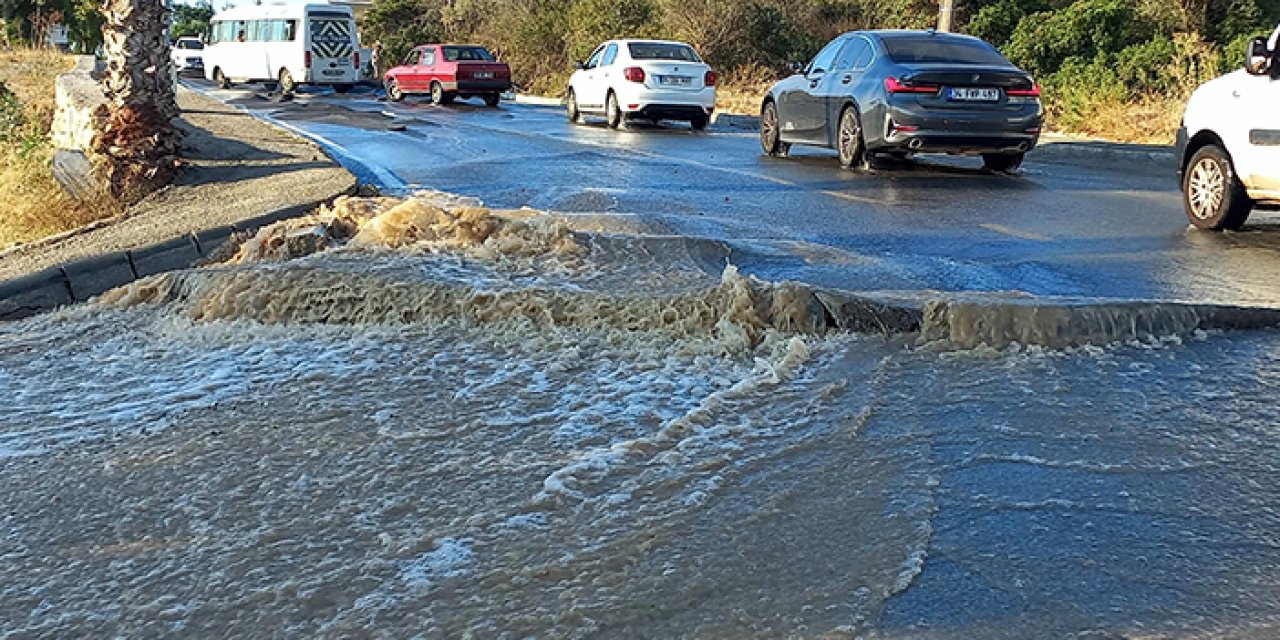 Su hattı patladı: Cadde suya gömüldü