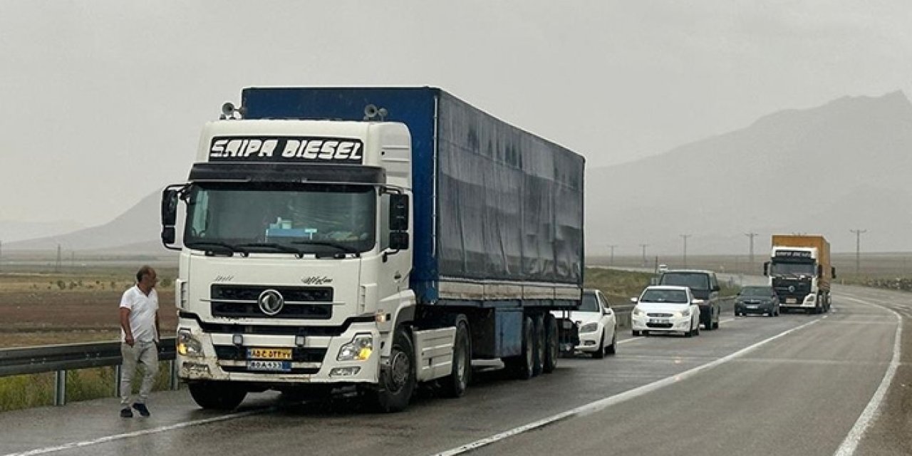 Yağan yağmur kara yolunu ulaşıma kapattı