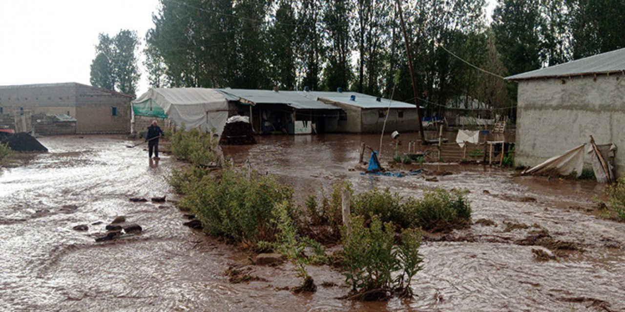 Etkili olan dolu ve sağanak sele neden oldu