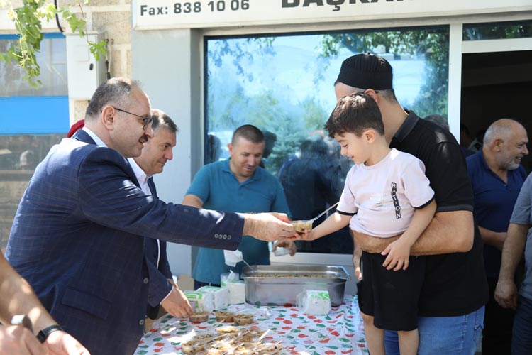 Ankara'nın  Çubuk ilçesinde Muharrem ayı vesilesiyle aşure dağıtıldı