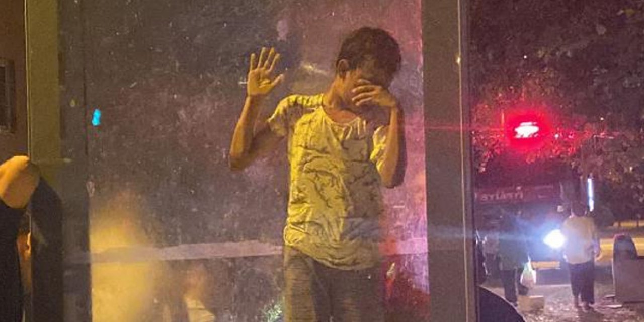 Reklam panosuna sıkışan çocuk kurtarıldı