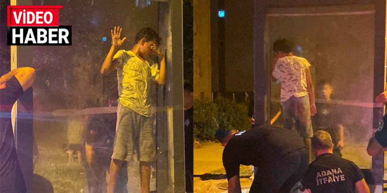 Küçük çocuk reklam panosunda mahsur kaldı