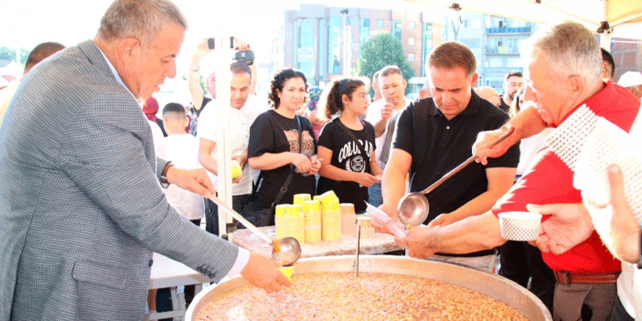 Kırşehir'de vatandaşlara aşure dağıtıldı