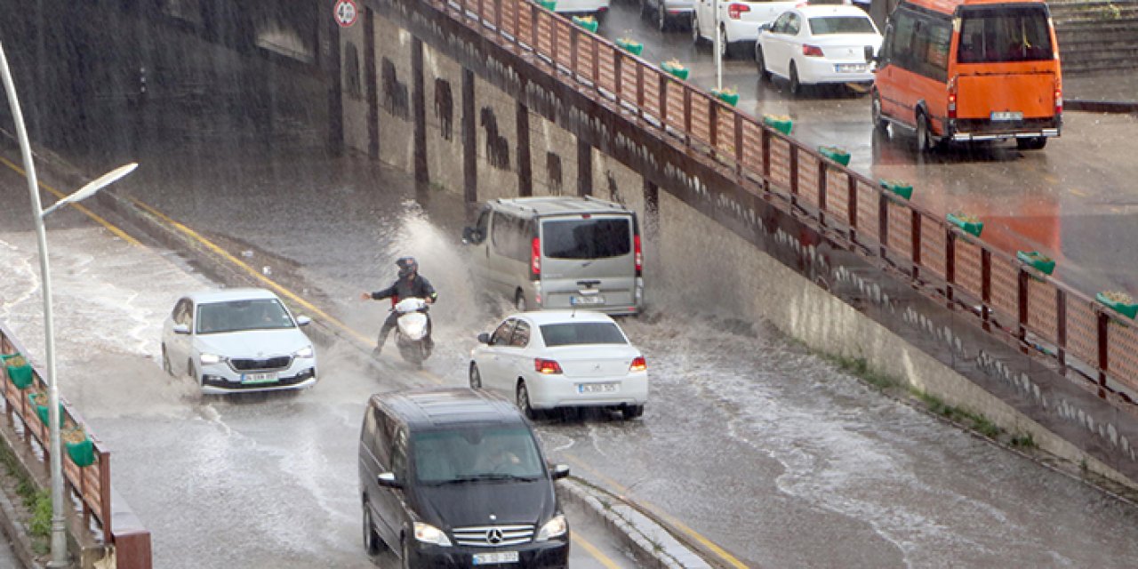 Erzurum sağanağa teslim oldu: Yolları su bastı
