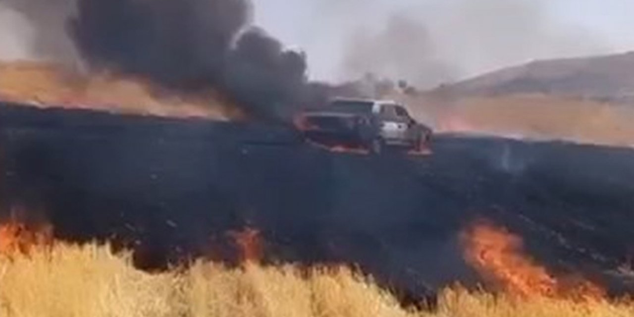 Tarlanın ortasındaki otomobil alev alev yandı