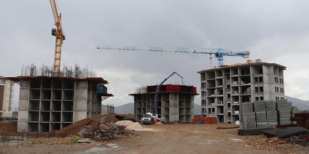 Depremlerden etkilenen illerde 180 bin konut ve köy evinin yapımı devam ediyor