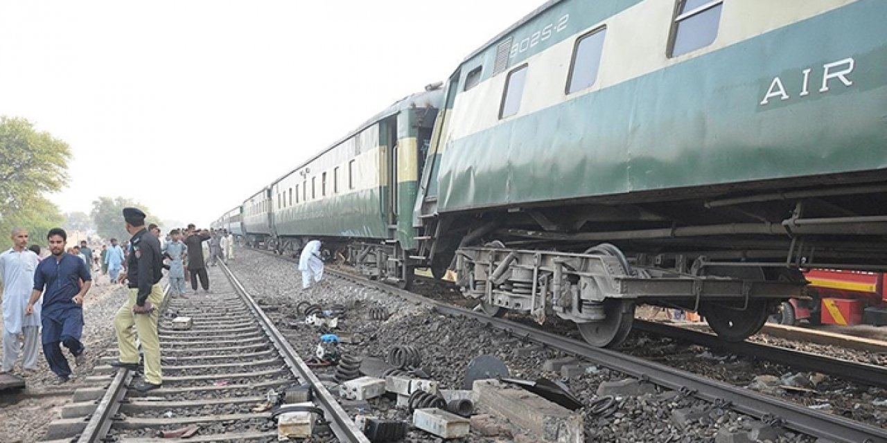 Pakistan'da tren faciası: En az 15 ölü 40 yaralı