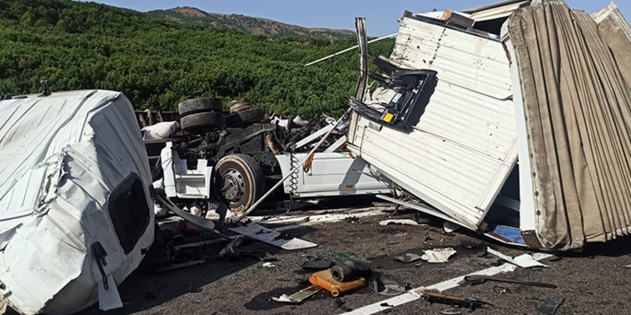 Kamyonla çarpışan TIR parçalandı: 1 yaralı