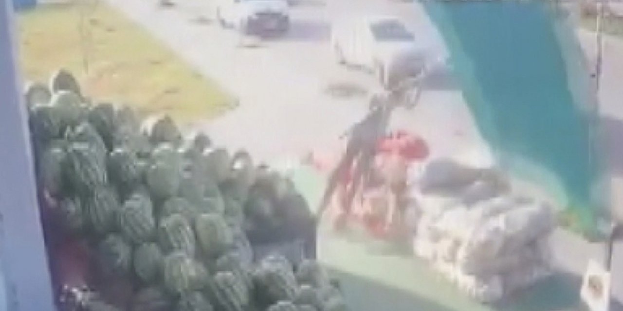 Şiddetli rüzgar manav çalışanını böyle uçurdu!