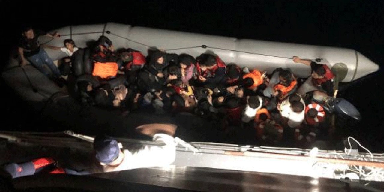 Lastik botta onlarca kaçak göçmen yakalandı