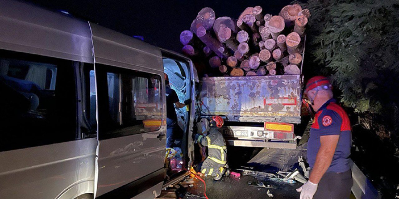 Düzce'de feci kaza: 1 ölü 20 yaralı