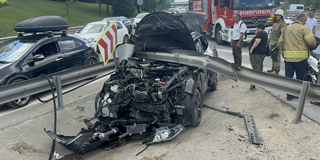 Kontrolden çıkan cip bariyerlere girdi