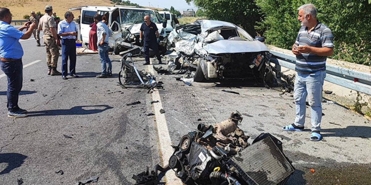 Minibüs ile otomobil kafa kafaya çarpıştı: 1’i ağır 5 yaralı
