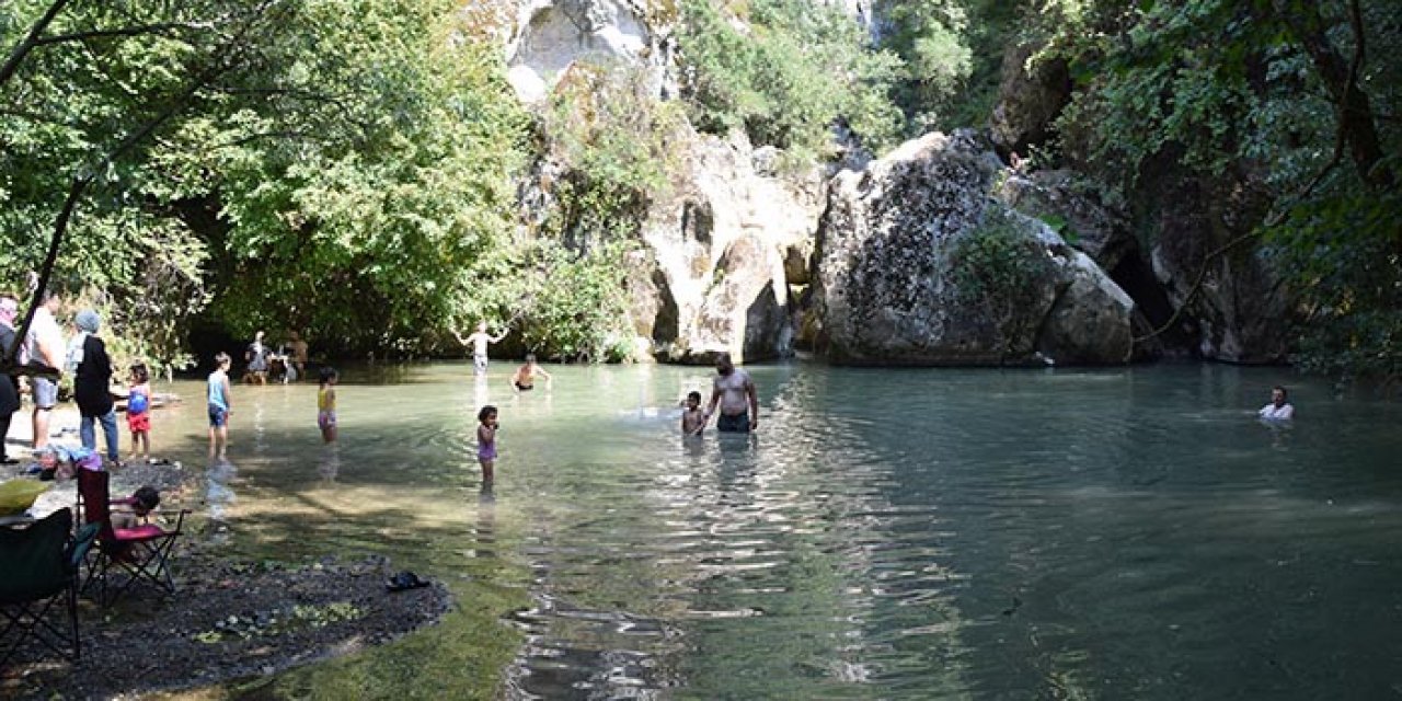 Sıcaktan bunalan şelaleye koştu