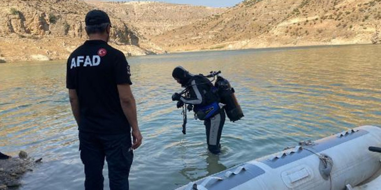 Oğlunu kurtarmak isterken çayda akıntıya kapıldı