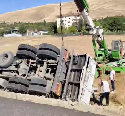 Ankara Sincan'da cezaevi yolu karşısında kamyon tarlaya devrildi!