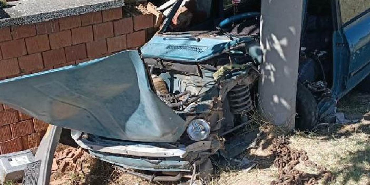 Beton elektrik direğine çarpan sürücü can verdi