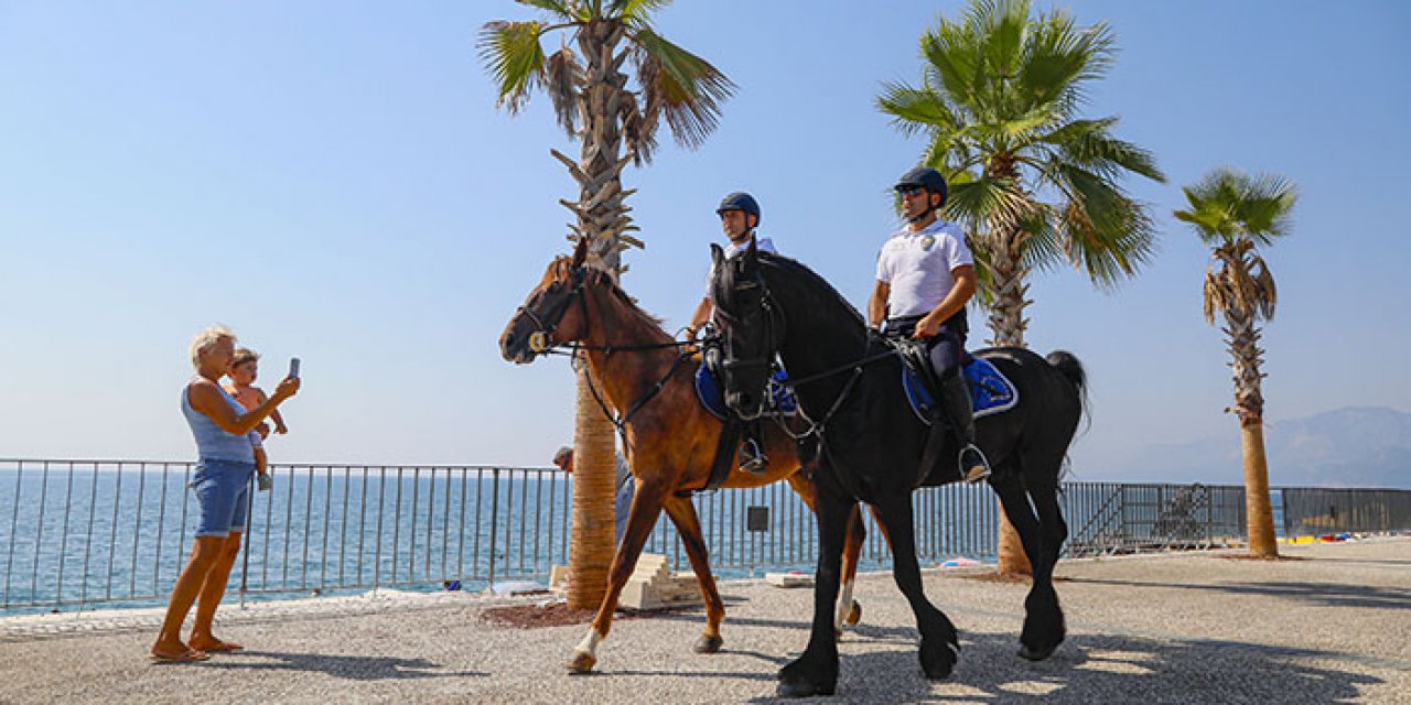 Konyaaltı sahilinde atlı devriye