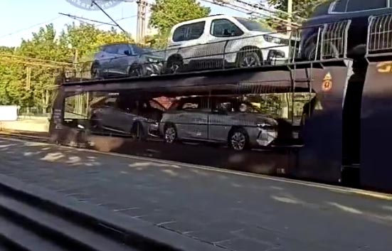 Ankara Polatlı tren istasyonunda görüntülenen sıfır araçlar tartışma yarattı