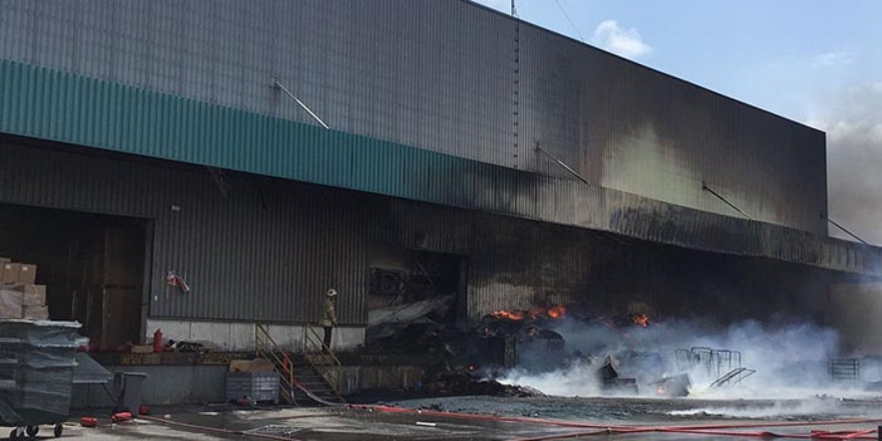 Kocaeli’de zincir marketin deposu alevlere karıştı