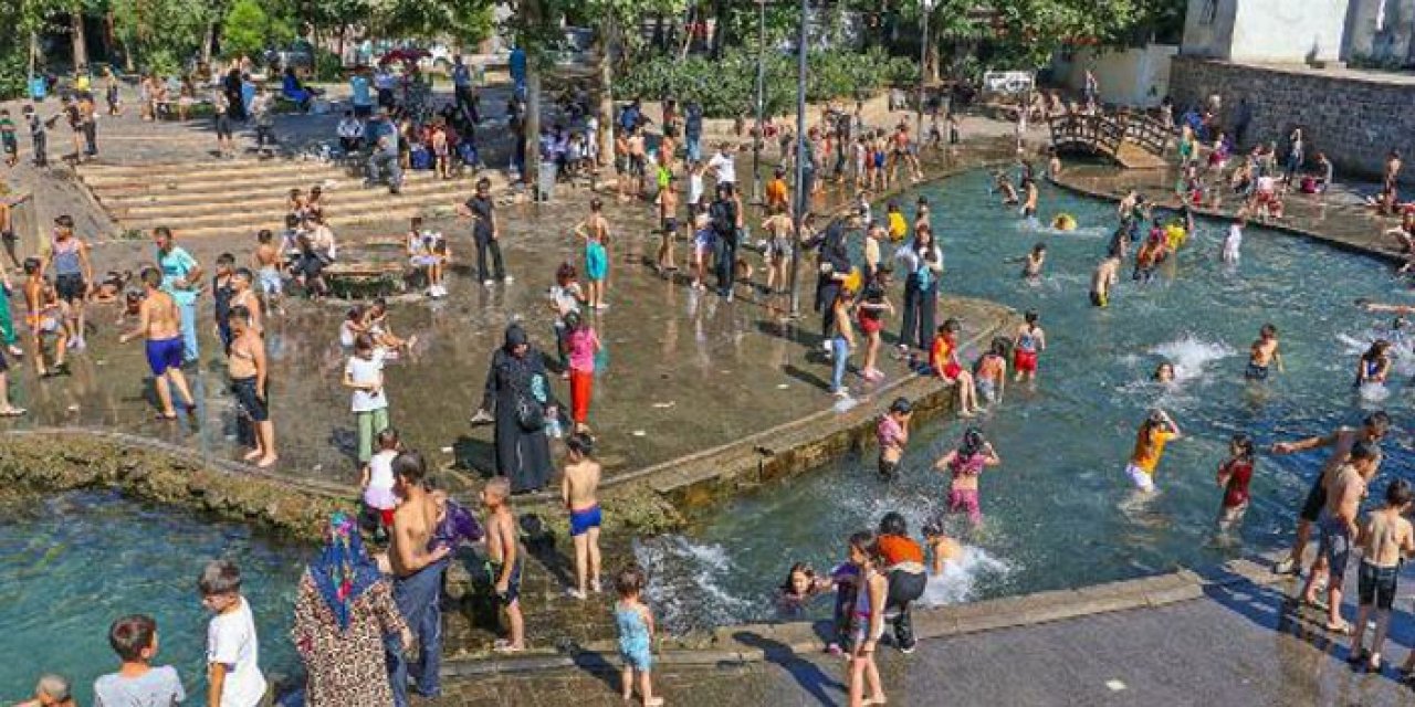 Sıcaklık 38 dereceyi geçince çocuklar havuza girdi