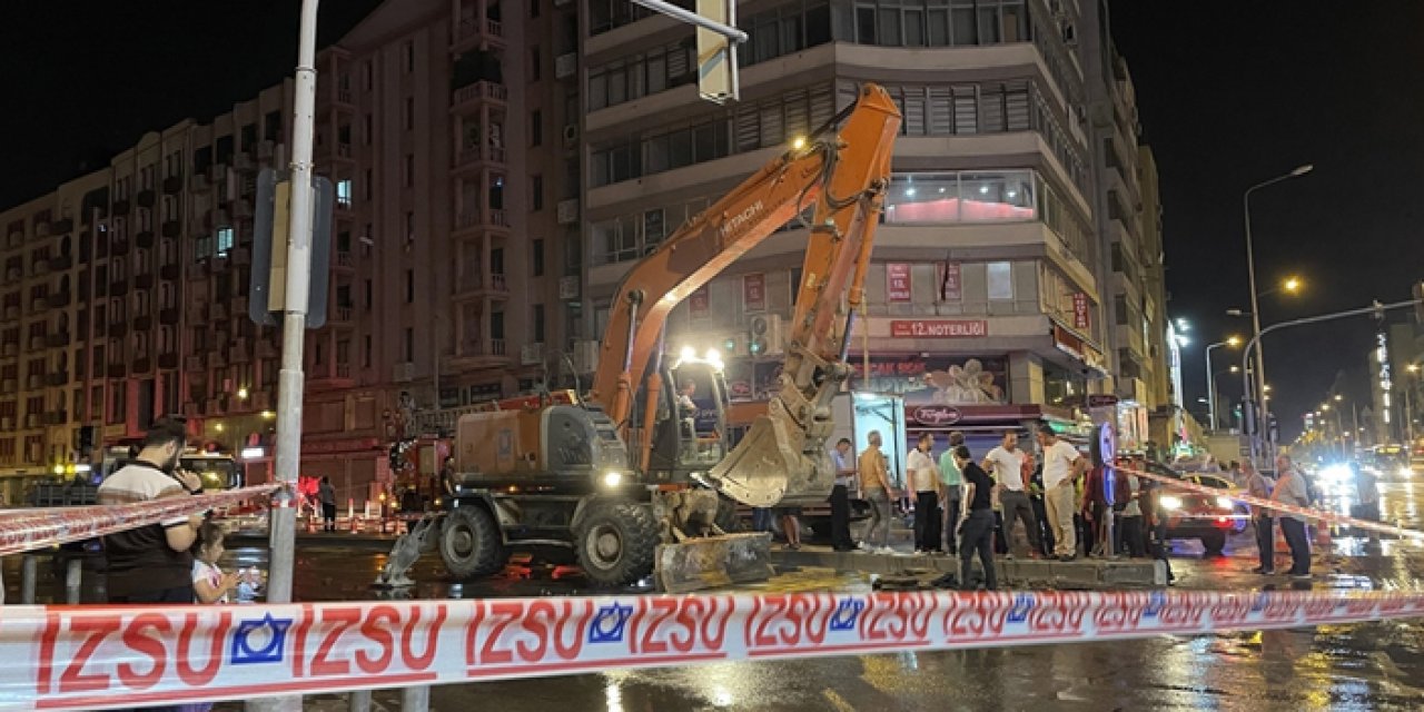 İzmir'de ana su borusu patladı: Cadde trafiğe kapatıldı