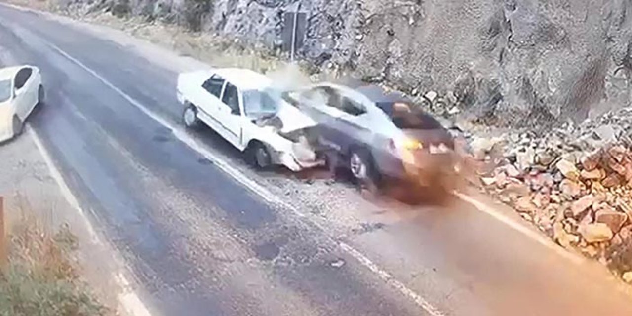 Erzurum’da feci kaza: 2 araç kafa kafaya girdi