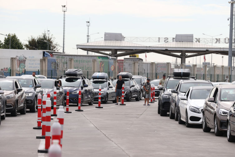 Gurbetçilerin geri dönüş yolculuğu sınır kapılarında yoğunluğa neden oldu