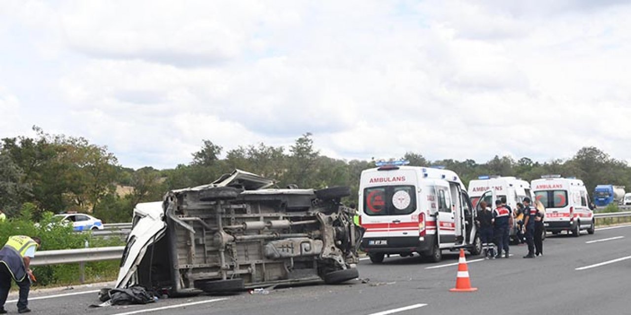 Kaçak göçmenleri taşıyordu, bariyere girdi: 4 yaralı