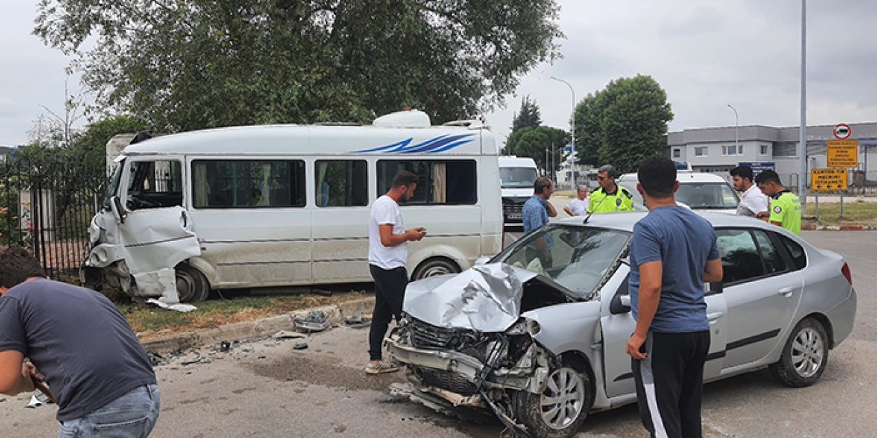 Servis ile otomobil çarpıştı: 4 yaralı