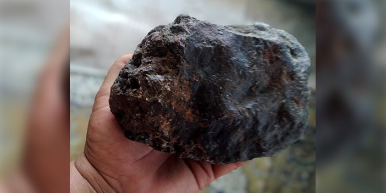 Bahçesinde bulduğu taşın incelenmesini istiyor