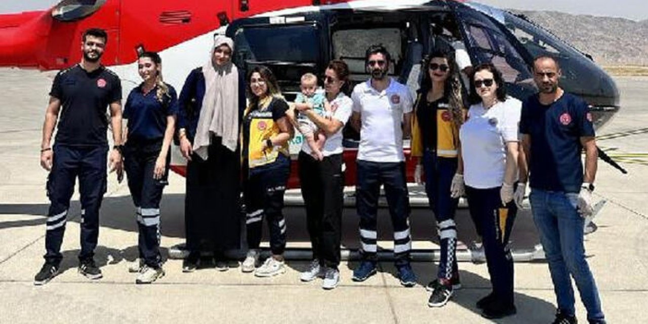 Boğazına iğne kaçan bebek için ambulans helikopter