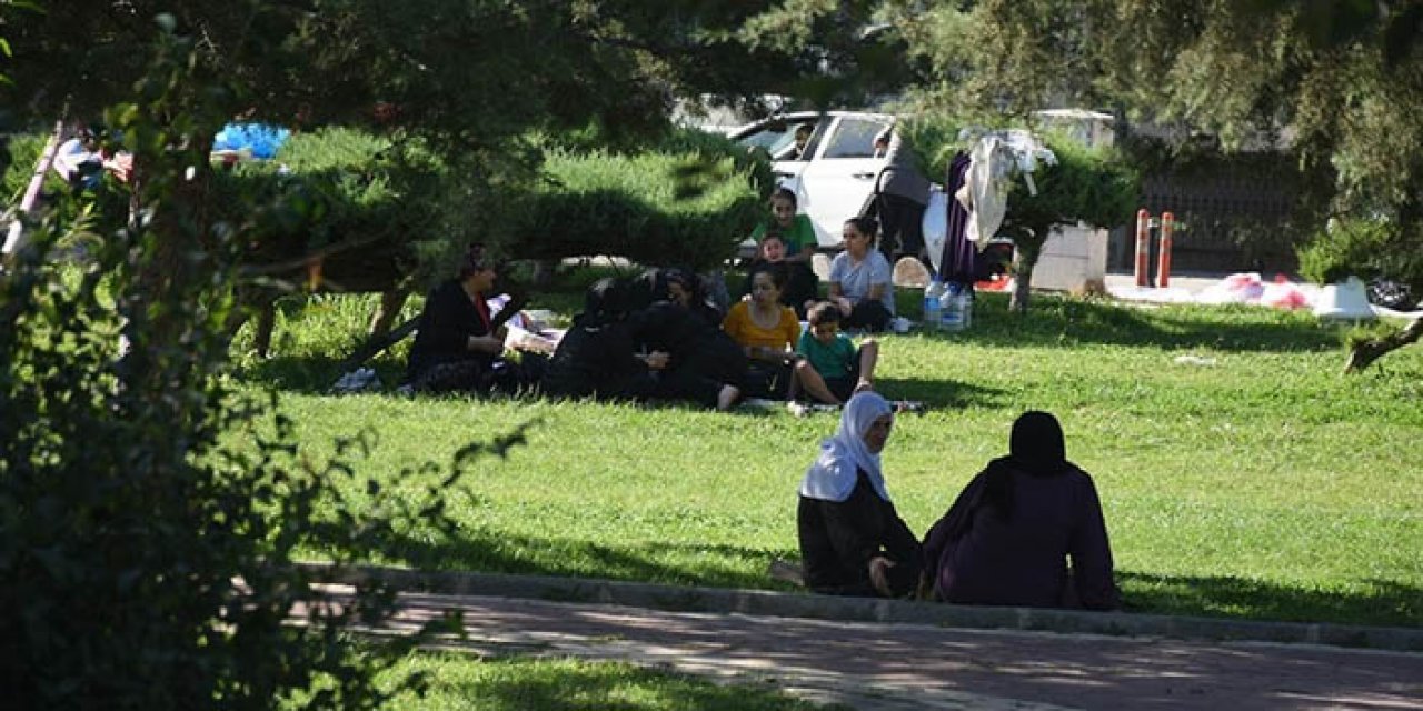 Deprem korkuttu: İnsanlar parkta sabahladı