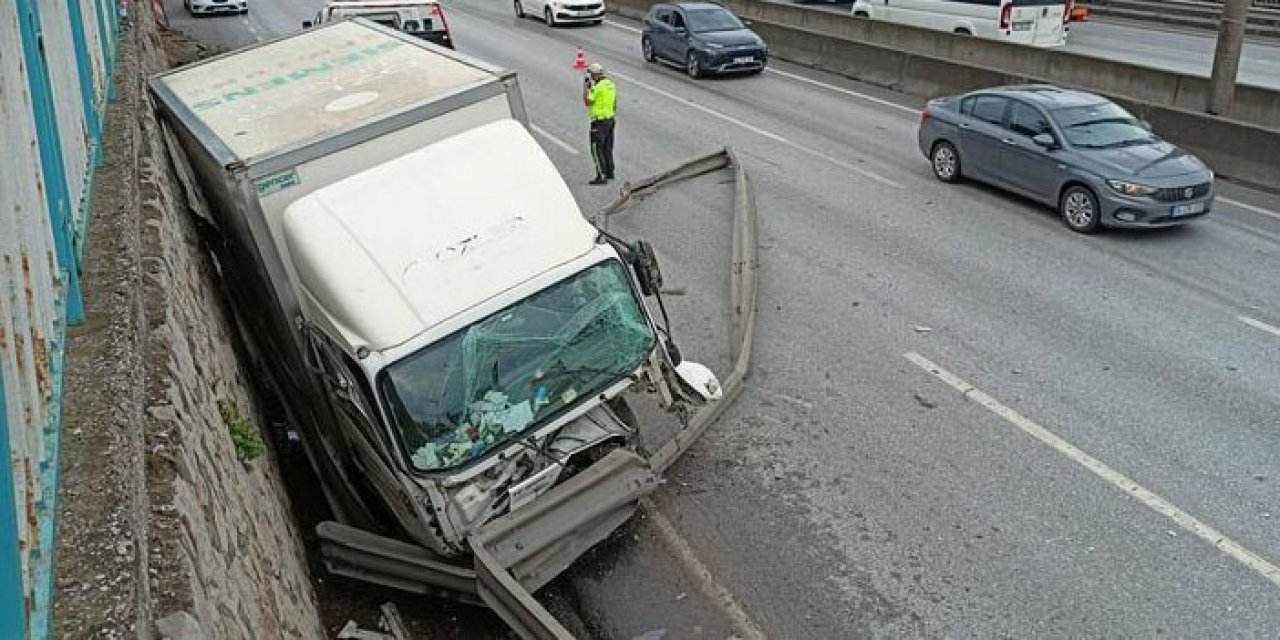 Kamyonet bariyeri parçalayıp istinat duvarına çarptı