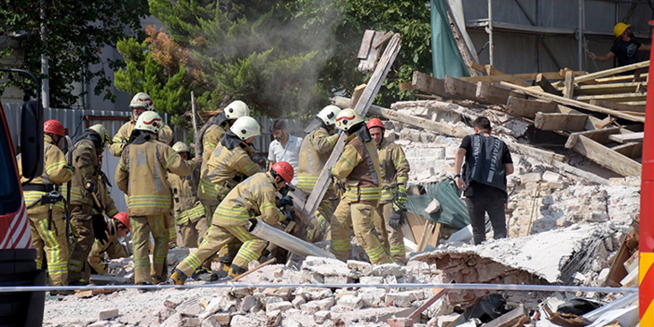 4 katlı bina üzerlerine çöktü: 1 ölü, 1 yaralı