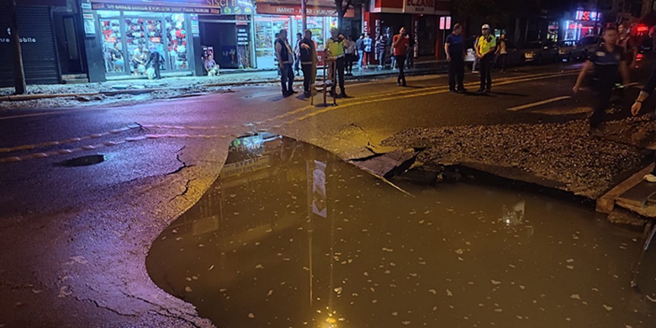 Şehrin göbeğinde su borusu patladı