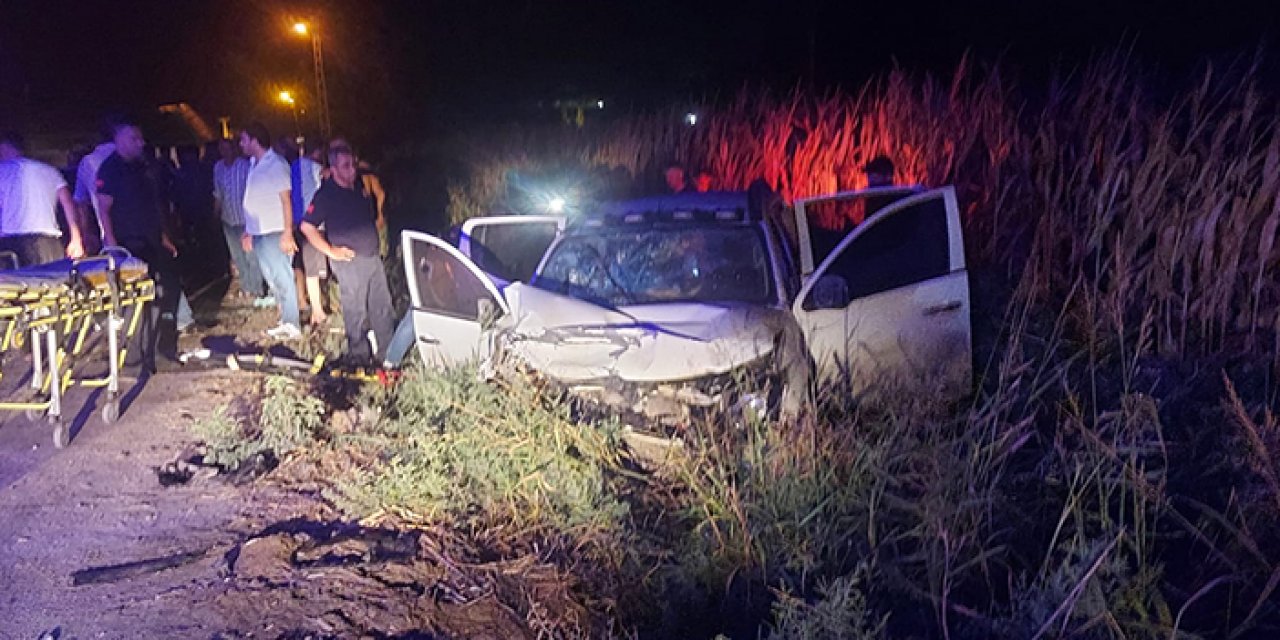 Kamyonetle otomobil kafa kafaya çarpıştı: 1 ölü, 5 yaralı